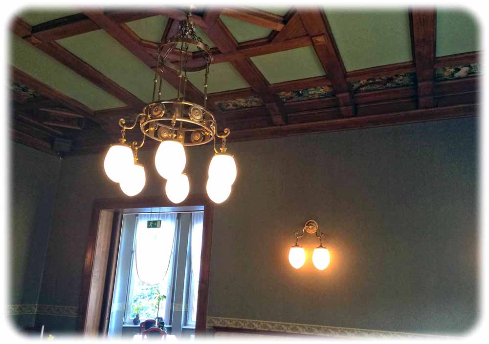 Hier im Grünen Salon sind besonders Decke und Leuchter schön rekonstruiert. Foto: Heiko Weckbrodt