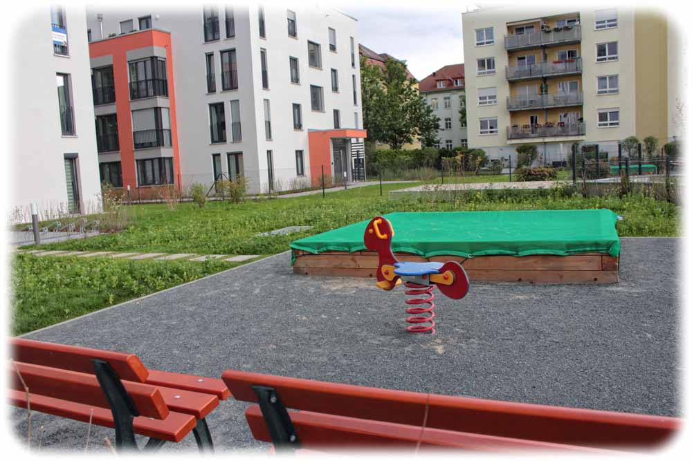 Wie hier an der Glashütter Straße haben Bauherren in Dresden-Striesen in jüngster Zeit viele Brachen überbaut und Lücken geschlossen. Hier hat der Investor auch an einen kleinen Spielplatz gedacht - aber öffentlich sind diese privaten Spielplätze nur selten zugänglich. Foto. Heiko Weckbrodt