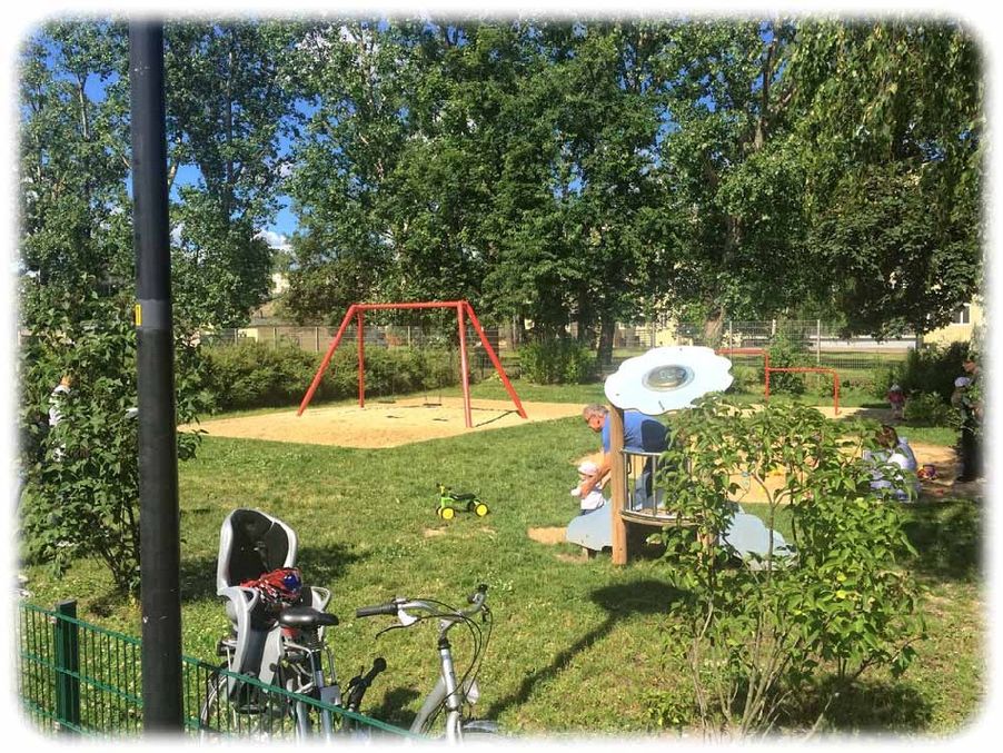 Wie eine grüne Oase: Der Kleinkinderspielplatz mit Blumen-Rutsche am Schellerhauer Weg an der Grenze zwischen Seidnitz und Striesen. Foto: Heiko Weckbrodt