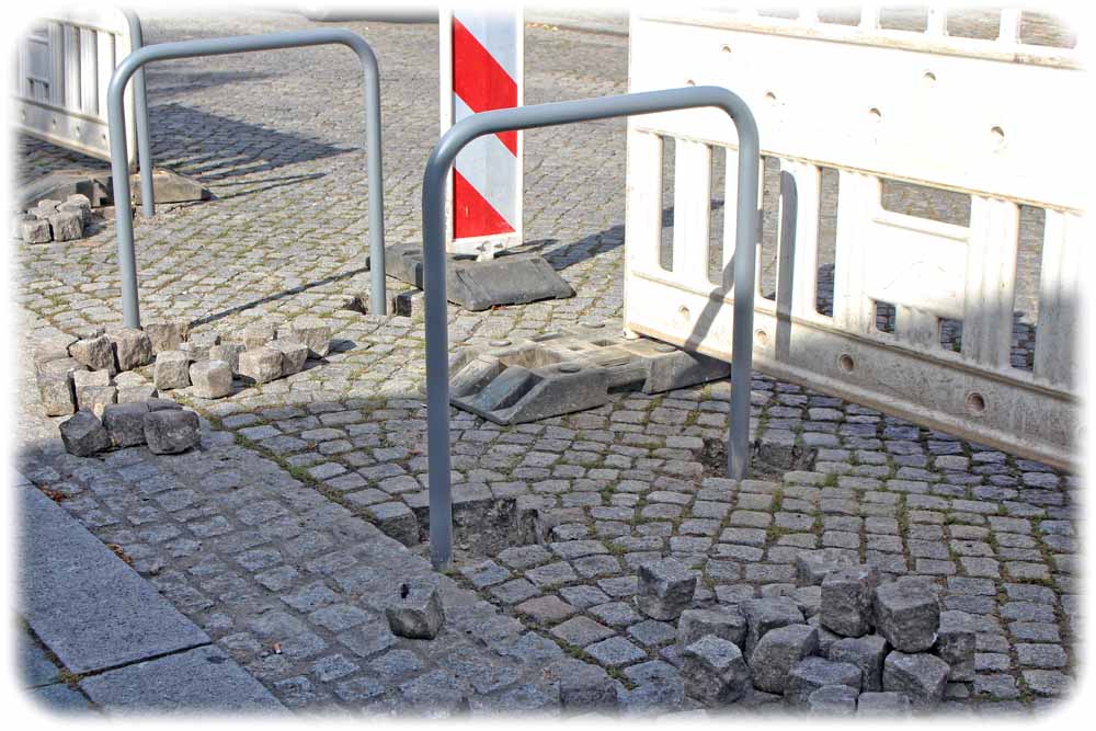 Steine des Anstosses: Arbeiter verankern derzeit fest im Pflaster der Friedrich-Wieck-Straße diese Fahrrad-Bügel. Foto: Heiko Weckbrodt