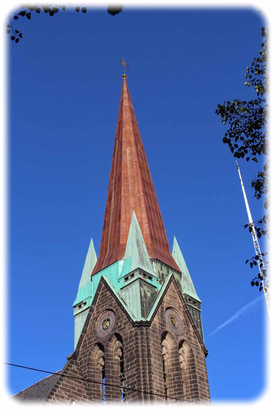 Neu verkupfert: Das Turmdach der HerzJesu-Kirche an der Borsbergstraße ind Dresden-Striesen. Foto: Heiko Weckbrodt