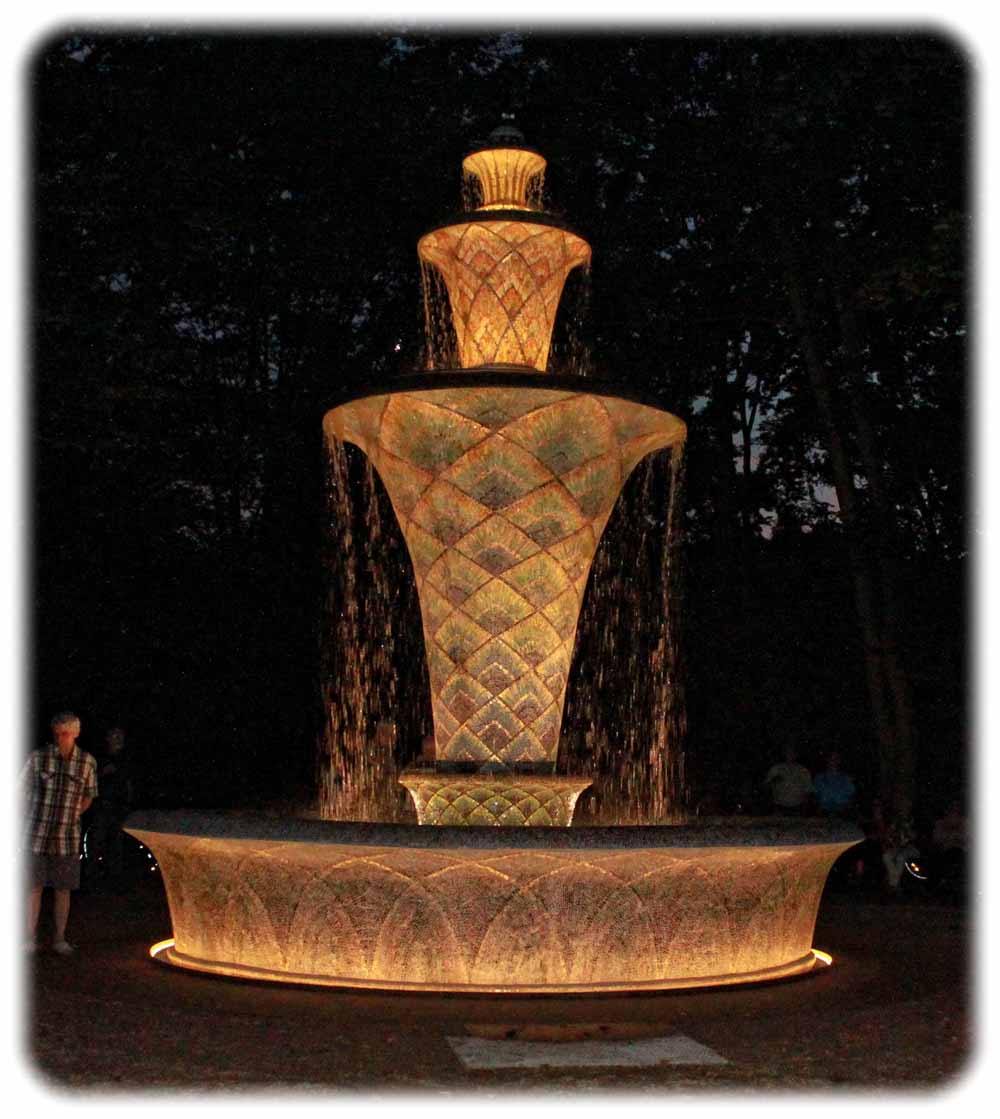 Saniert und nun wieder illuminiert: Der Mosaikbrunnen im Großen Garten Dresden. Peter Weckbrodt