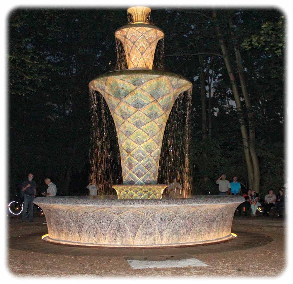 Nach einer drei Jahre währenden Zwangspause konnten am Mttwochabend (7.9.) die Dresdner den beliebten Mosaikbrunnen erstmals wieder in Aktion erleben