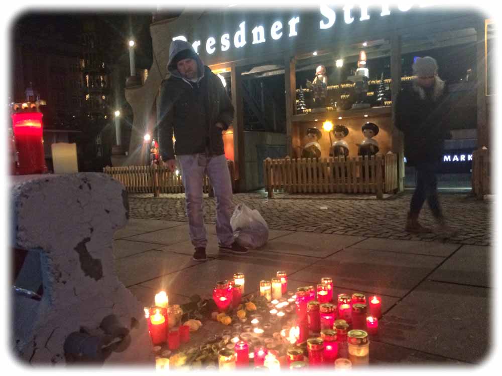 So wie diese jungen Kanadier gedachten viele Besucher des Dresdner Striezelmarktes mit Kerzen der Terroropfer in Berlin. Foto: Heiko Weckbrodt