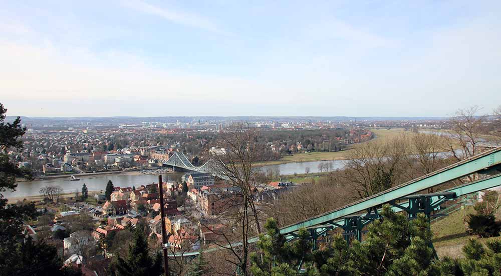 Blick von der Bergstation der Schwebebahn in Dresden-Loschwitz auf das Blaue Wunder und den Osten Dresdens. Foto: Heiko Weckbrodt