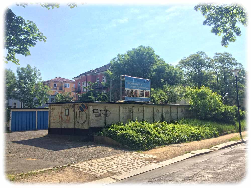 Auch dieser Garagenkomplex an der Wormser Straße soll Eigentumswohnungen weichen. Foto: Heiko Weckbrodt