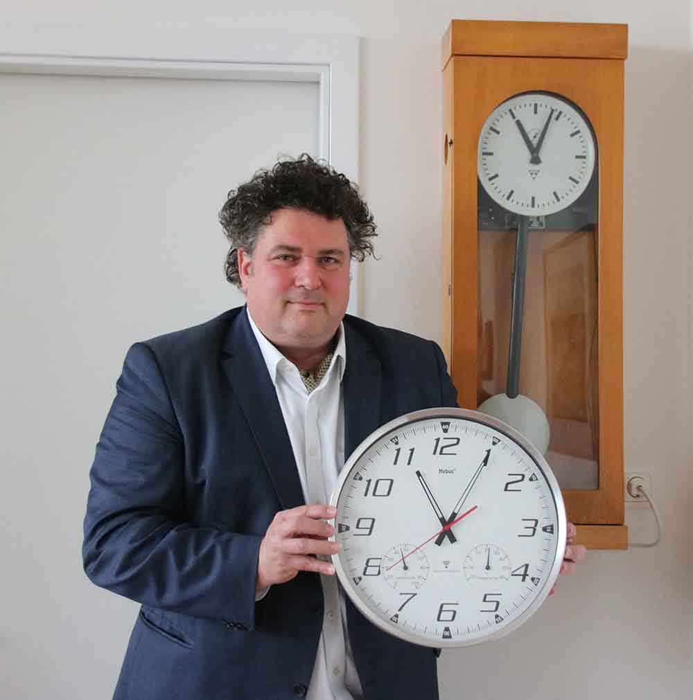 Direktor Jürgen Küfner hat sich zum Semester-Thema "Zeit" der Volkshochschule mit Uhren umgeben. Foto: Heiko Weckbrodt