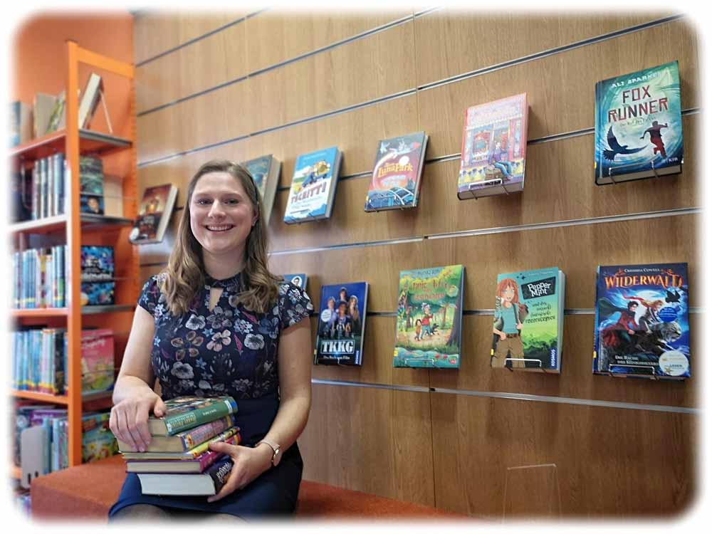 Bibliothek Leubnitz-Neuostra ist die Bibliothek des Jahres 2019. Die amtierende Leiterin Anne Kurze freut sich. Foto: Heiko Weckbrodt