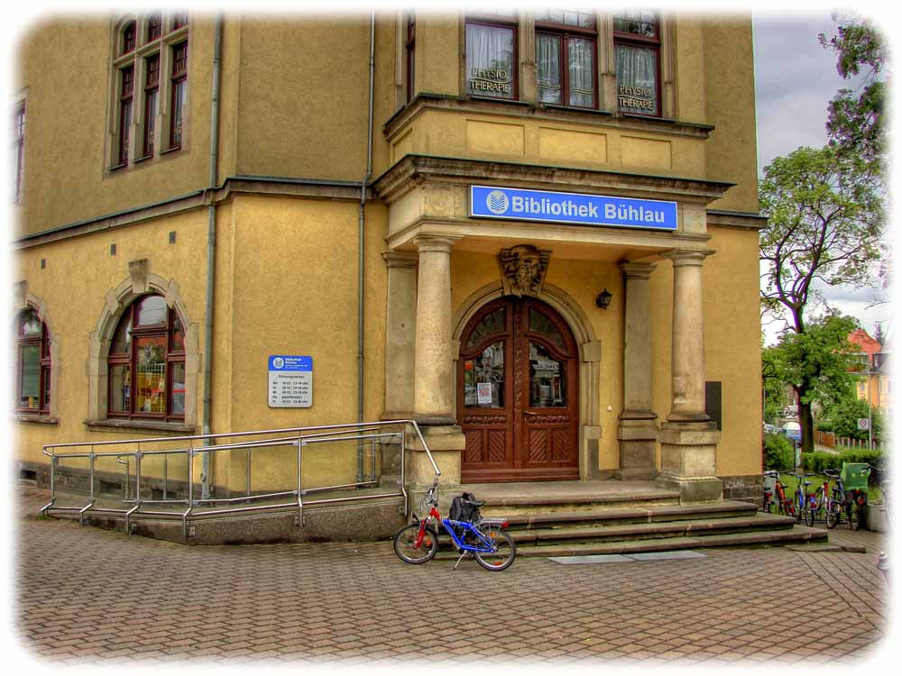 Die Bibliothek in Dresden-Bühlau ist - etwas beengt - in einem Altbau untergebracht. Foto: Robert Pohl für die städtischen Bibliotheken Dresden