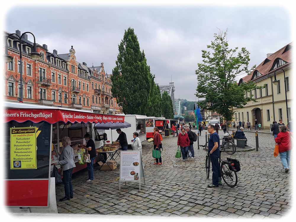 Der Wochenmarkt auf dem Schillerplatz in Dresden-Blasewitz erstreckt sich seit der Corona-Krise bis fast ans Elbufer hinunter. Foto: Heiko Weckbrodt