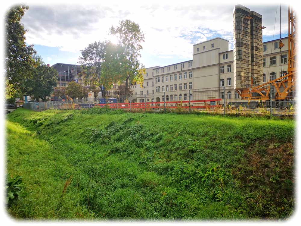 Zwischen Blasewitz-Grunaer-Landgraben und der alten F6-Zigarettenfabrik soll ein Spielplatz entstehen. Foto: Heiko Weckbrodt