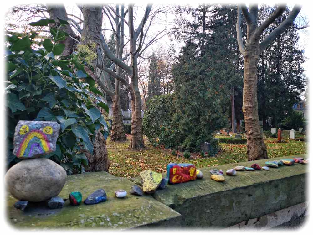 Bemalte Steine säumen die Mauer des Friedhofs Striesen am Landgraben. Foto: Heiko Weckbrodt