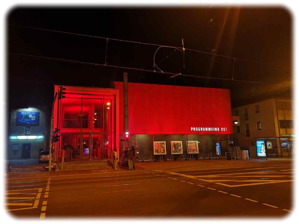 Zum Aktionstag "Kino leuchtet. Für dich" ist auch das Programmkino Ost am 28. Februar 2021  farbig illuminiert. Foto: Heiko Weckbrodt