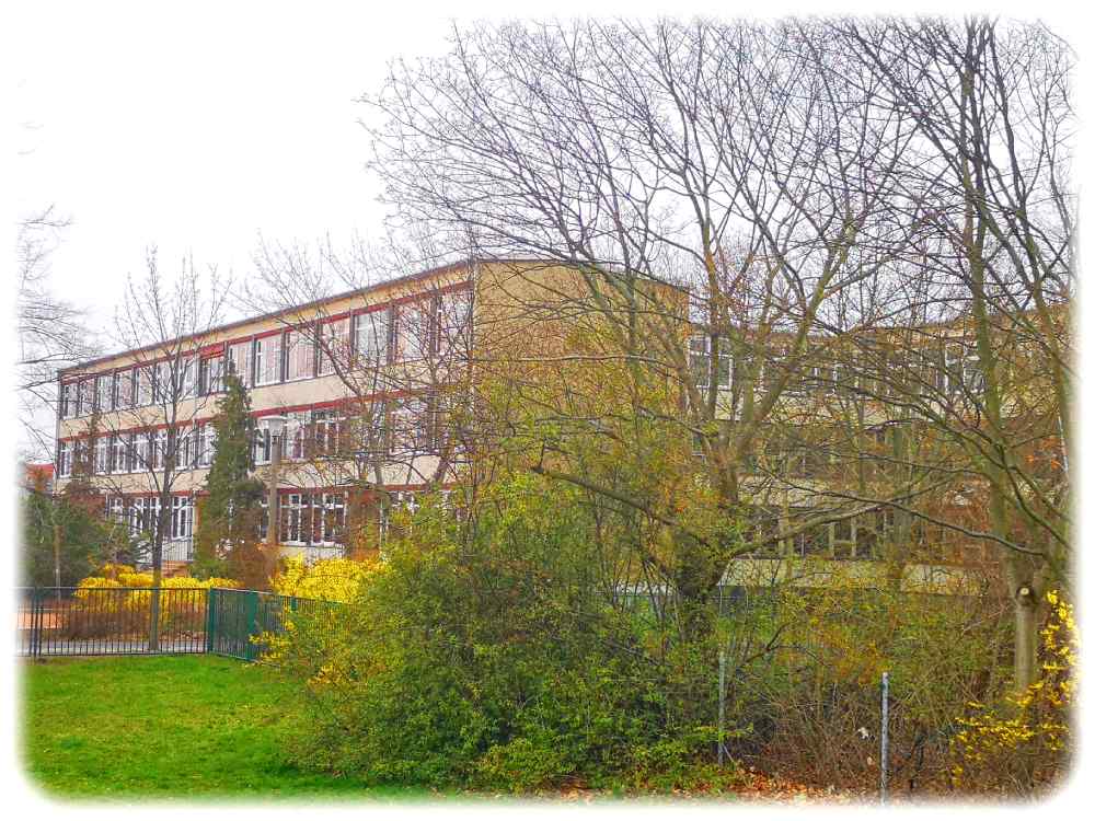Das Gymnasium "Leo" wurde im Sommer 2019 in einer alten DDR-Schule am Berthelsdorfer Weg gegründet. Ein Neubau für das neue Gymnasium steht immer noch aus. Foto: Heiko Weckbrodt
