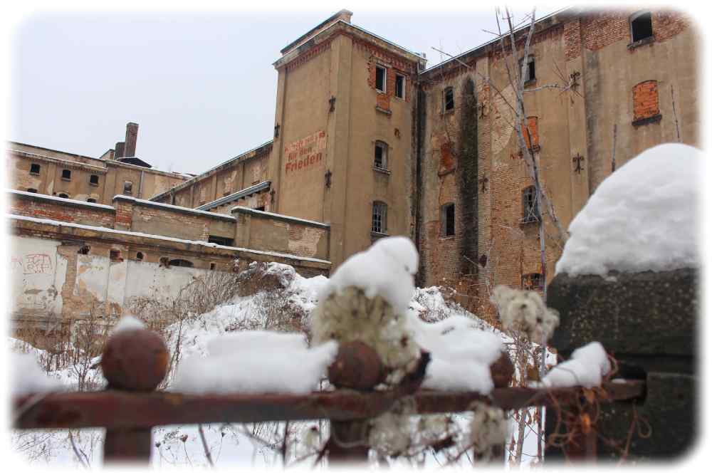 Auf diesem Archivbild vom vom Dezember 2014 sind noch gut die DDR-Propagandaparolen an der längst aufgegebenen Malzfabrik in Dresden-Niedersedlitz zu sehen. Foto: Heiko Weckbrodt