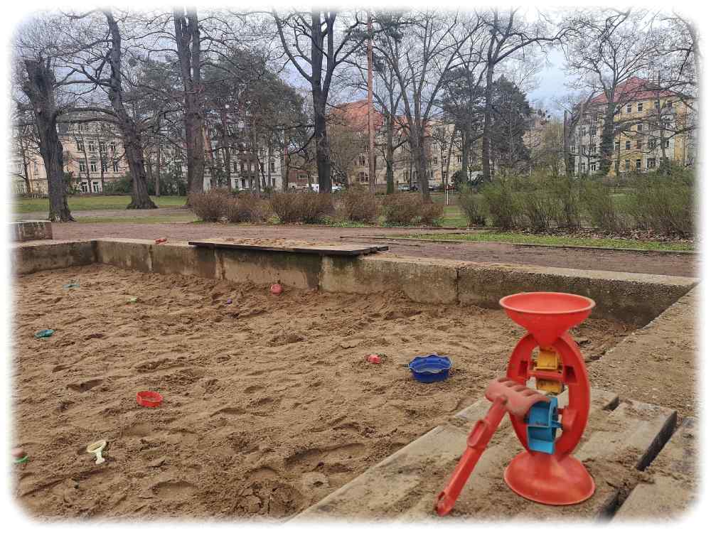 Der Sandkasten bleibt, aber die andere Teile des Spielplatzes im Herrmann-Seidel-Park in Dresden-Striesen werden um- und ausgebaut. Foto: Heiko Weckbrodt