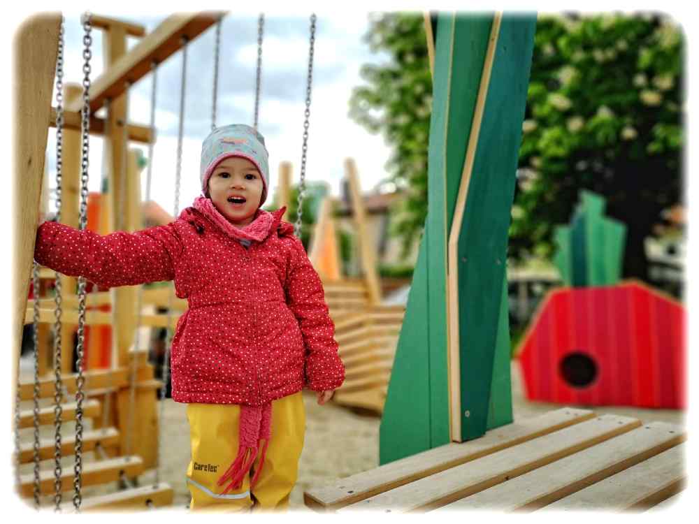 Die dreijährige Hanna darf auf dem neuen Spielplatz in Altdobritz schon mal Probeklettern. Foto: Heiko Weckbrodt
