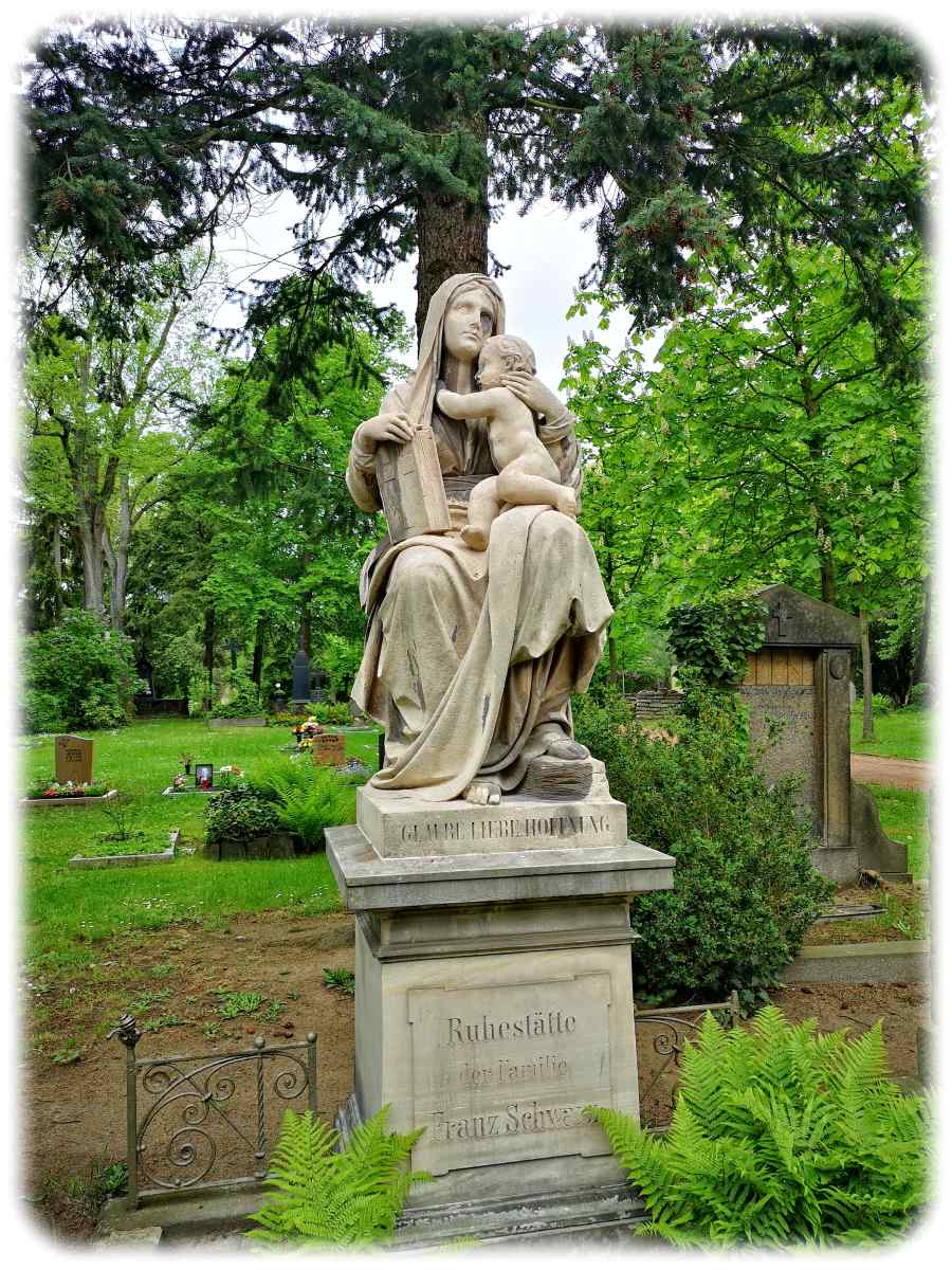 Die Mutter mit dem kleinen Kinde schmückt die Ruhestätte der Familie Schwarz auf dem Johannisfriedhof Dresden. Foto: Heiko Weckbrodt