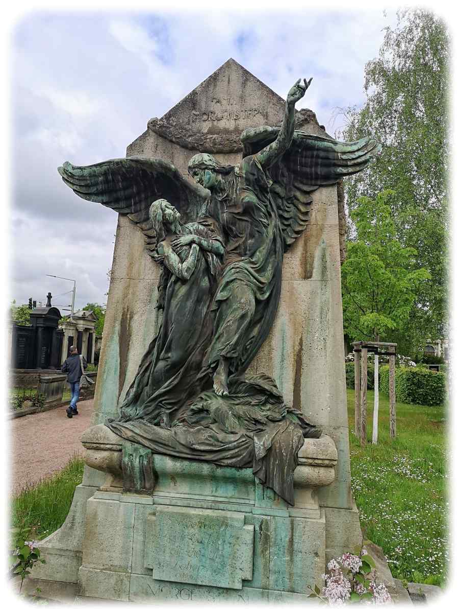 Auch auf diesem Grabmal der Familie Morgenstern findet sich das Motiv des Engels, der die Verstorbene holt. Foto: Heiko Weckbrodt