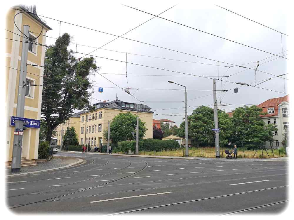 Auf dieser Brache an der Ecke von Wehlener und Ludwig-Hartmann-Straße in Dresden-Blasewitz soll das große hölzerne Wohnhaus entstehen. Foto: Heiko Weckbrodt