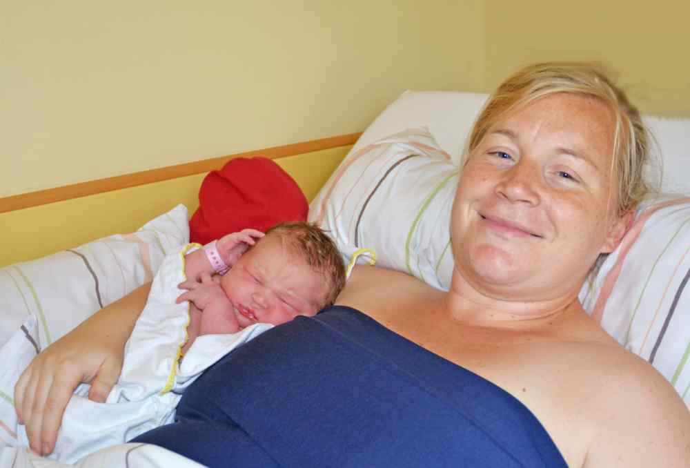 Baby Alma und Mutter im St-Joseph-Stift. Foto: St-Joseph-Stift