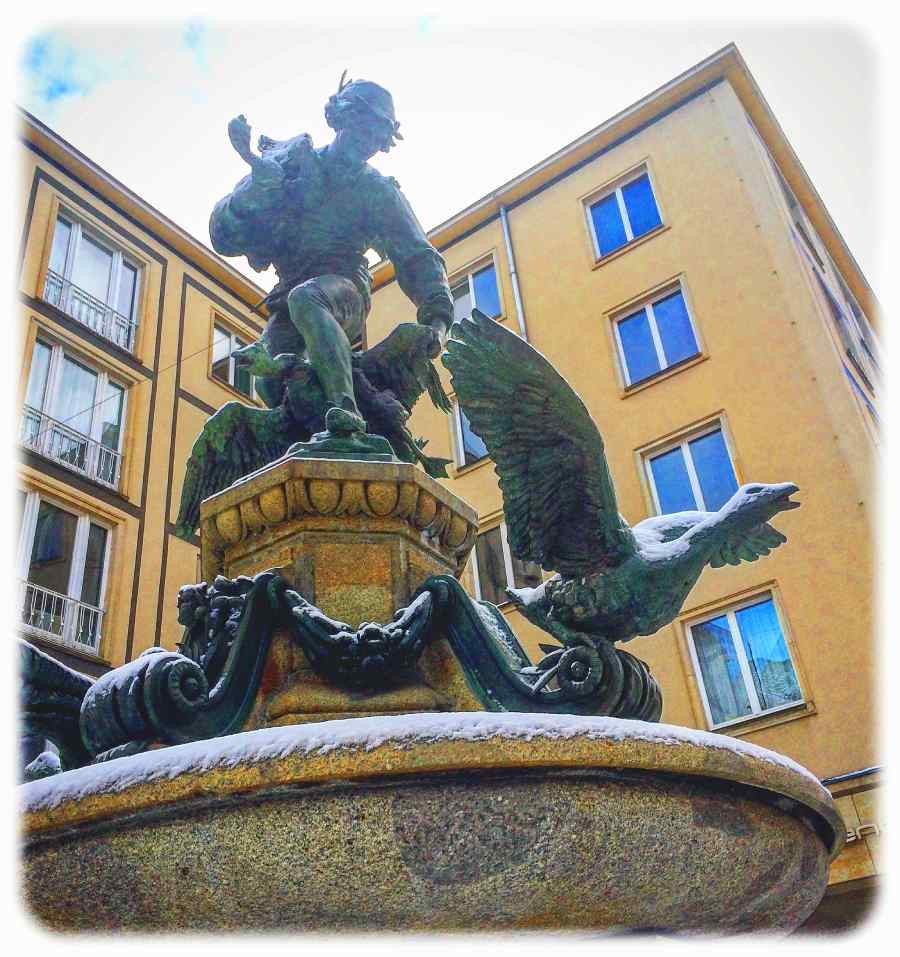 Der Gänsediebbrunnen mit der originalen Bronzeplastik auf der Weißen Gasse in der Dresdner Altstadt. Foto: Heiko Weckbrodt