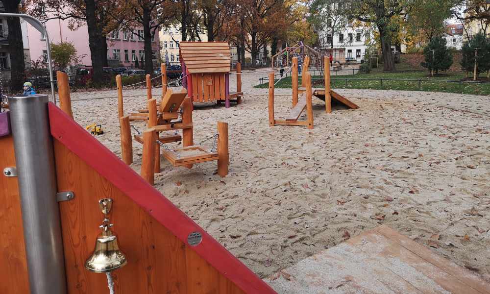 Auch eine Glocke lädt auf dem Sandspielplatz im Hermann-Seidel-Park zum Läuten ein. Foto: Heiko Weckbrodt
