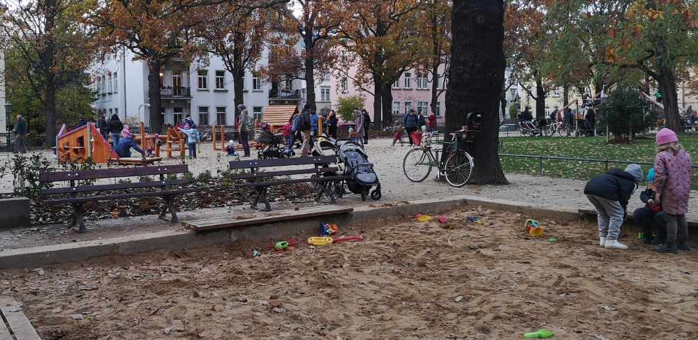 Schon am Nachmittag war der umgebaute Spielplatz im Hermann-Seidel-Park rammelvoll. Foto: Heiko Weckbrodt