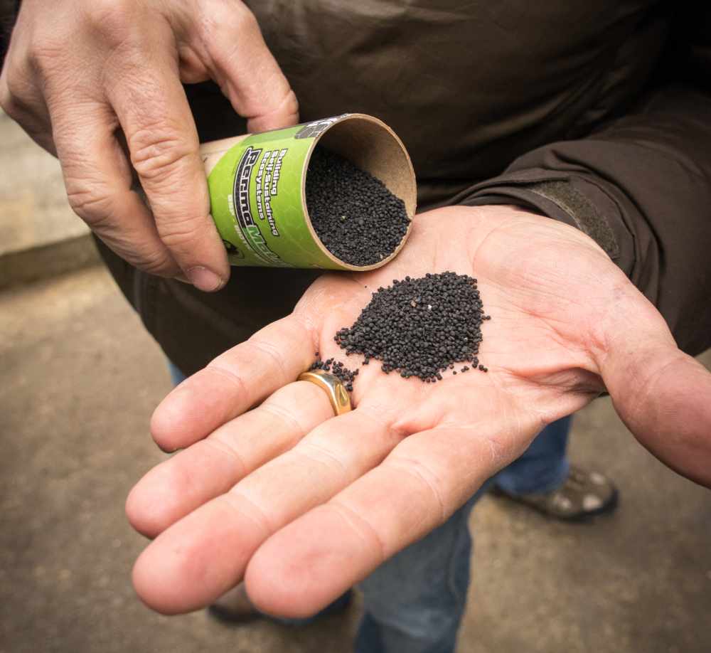 Mit Pflanzenkohle, im Englischen auch "biochar" genannt, experimentieren weltweit Landwirte, Gärtner und Ingenieure. Foto: Oregon Department of Forestry
