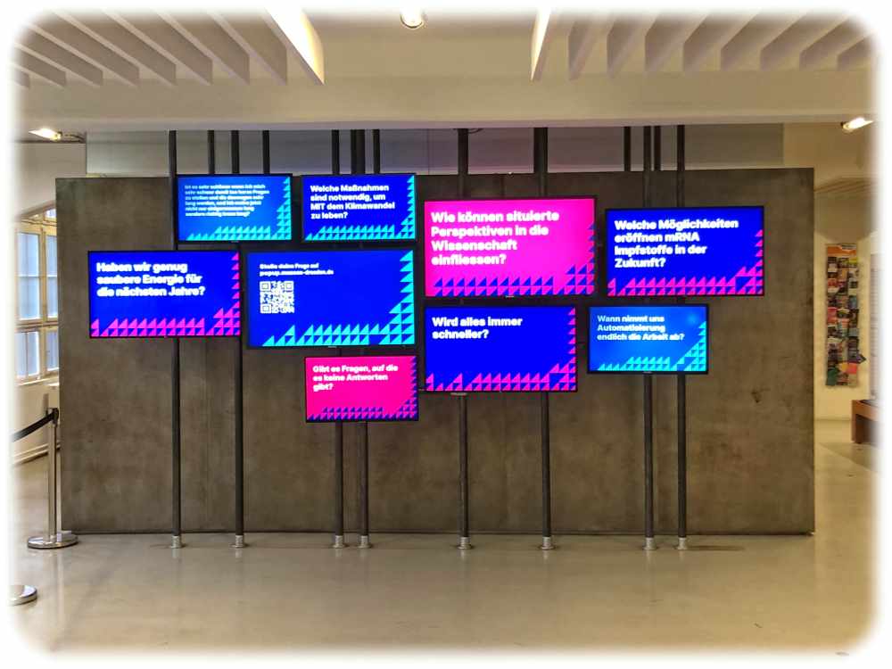 An den Bildschirmen im Foyer der Technischen Sammlungen Dresden können Besucher ihre Fragen per Smartphone loswerden. Foto: TSD