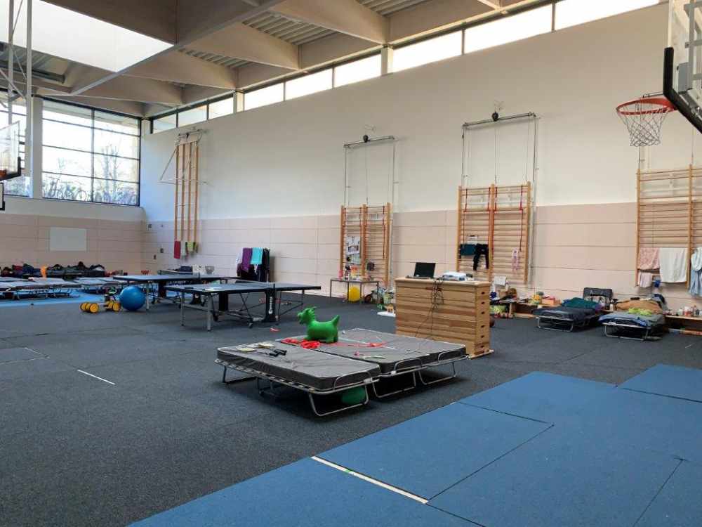 Für ukrainische Flüchtlinge hat der ASB Dresden Schlafstätten und Betreuung in einer Schulsporthalle eingerichtet. Foto: ASB