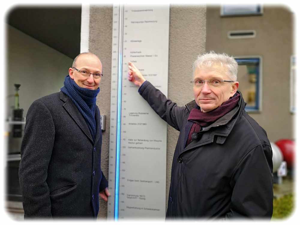 Da ist das Softeis: ILK-Chef Prof. Uwe Franzke zeigt Wirtschaftsförderungs-Chef Robert Franke (links), welche Temperatur gutes Softeis hat. Foto: Heiko Weckbrodt