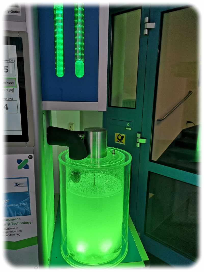 Das Exponat am Instituts-Portal zeigt Vakuum-Flüssigeis, das die ILK-Forscher fürs Heizen einsetzen wollen. Foto: Heiko Weckbrodt