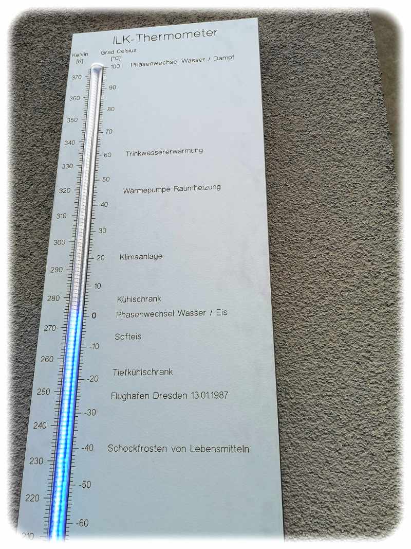 Das Thermometer am ILK zeigt nicht nur die aktuelle Außentemperatur in Kelvin und Grad Celsius an, sondern auch bemerkenswerte Temperaturpunkte. Dazu gehören die typischen Betriebstemperturen von Wärmepumpen, die Kerntemeperatur von Softweis und der Dresdner Kälterekord aus dem Jahr 1987. Foto: Heiko Weckbrodt
