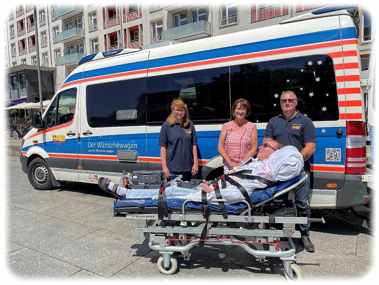 ASB-Mitarbeiter erfüllen mit dem Wünschwagen einen letzten Herzenswunsch einer Seniorin. Foto: ASB Sachsen