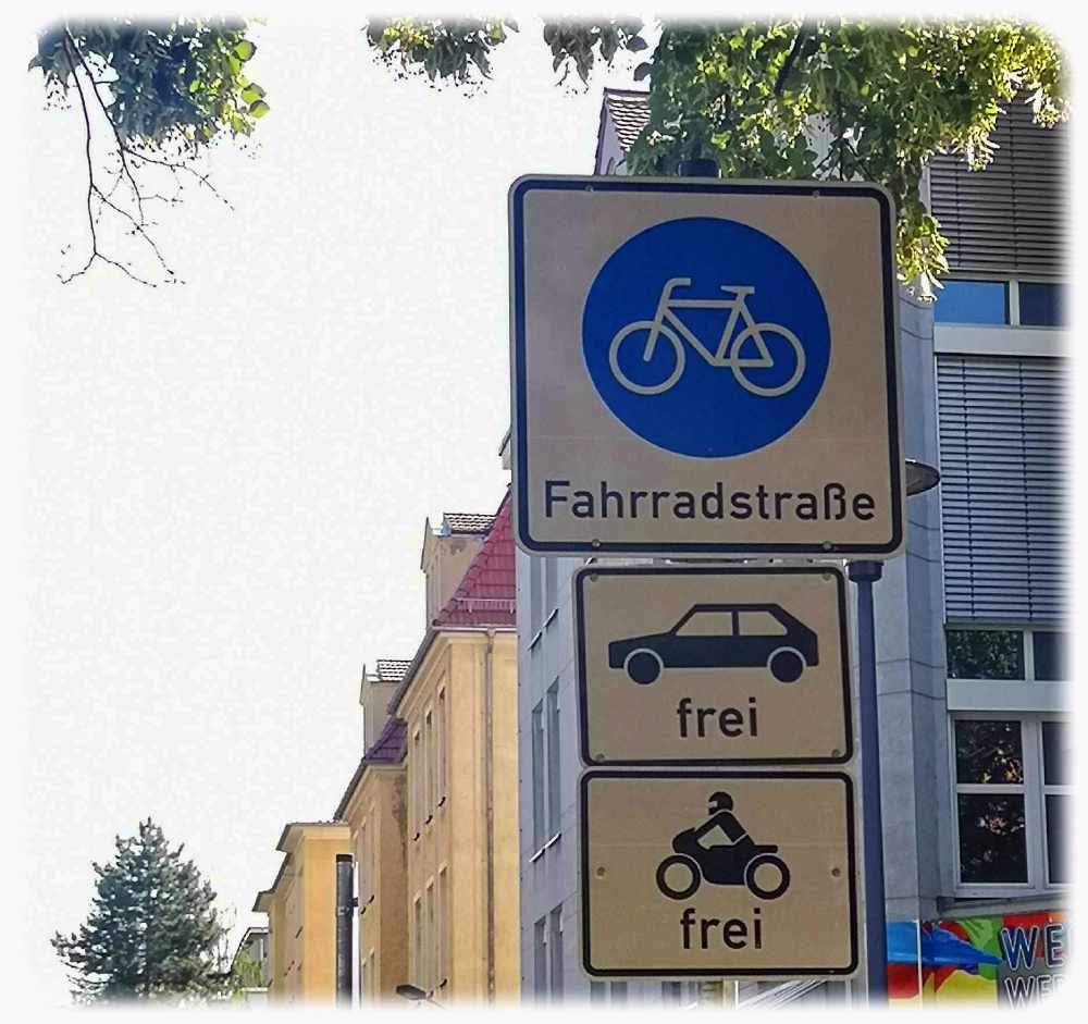Durch Zusatzzeichen kann die Fahrradstraße wie hier für Autos und Kräder zugelassen werden. Foto: Heiko Weckbrodt