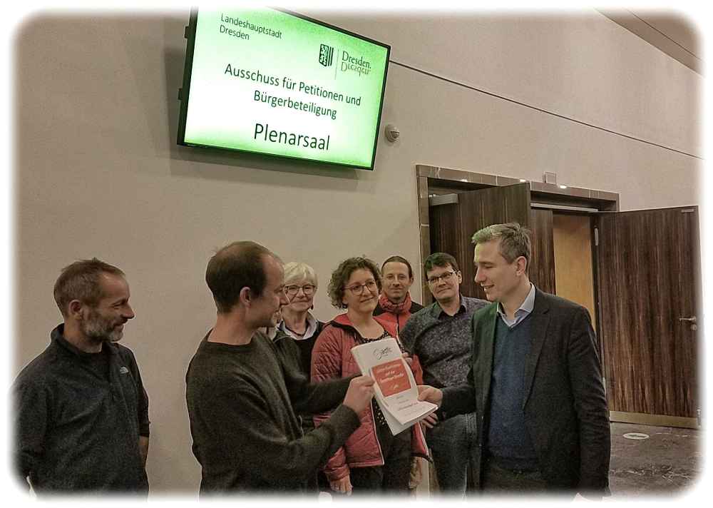 ADFC-Vorstandsmitglied Nils Larsen übergibt Baubürgermeister Kühn die Petition für Radwege auf der Gostritzer Straße. Foto: ADFC Dresden