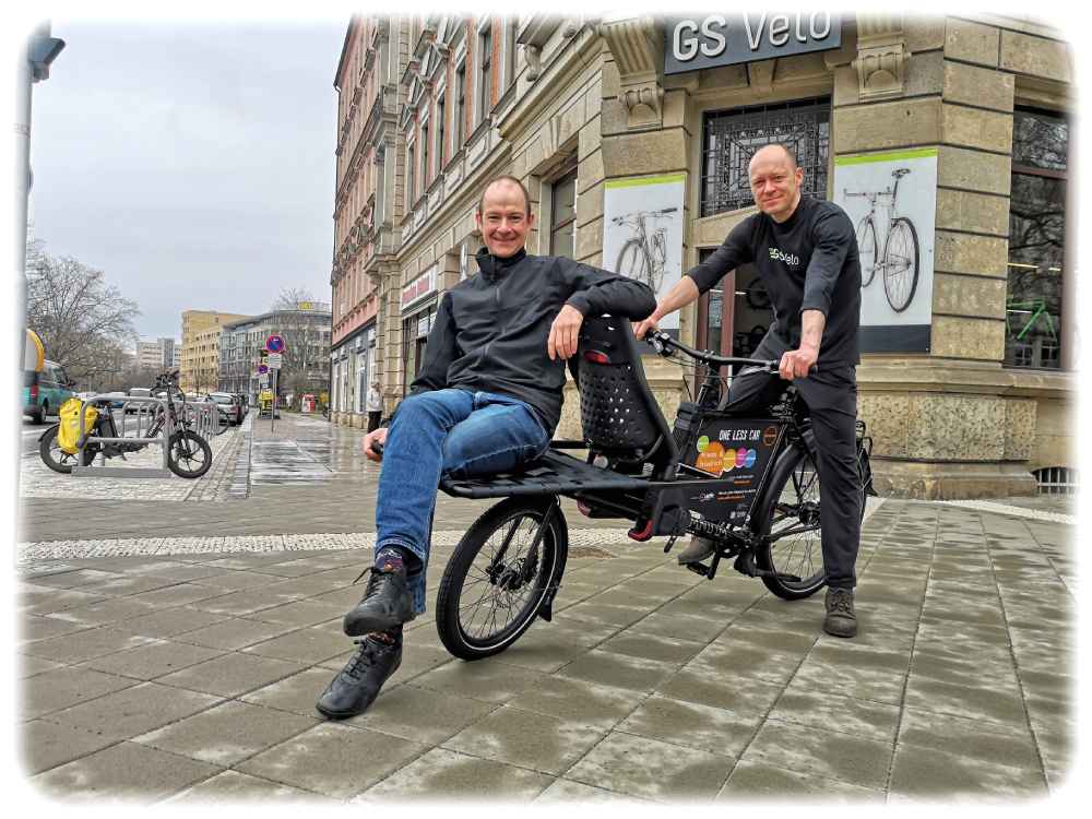 Nils Larsen vom ADFC-Vorstand (links) und Frank Flügel vom Fahrradgeschäft "GS Velo" am Fetscherplatz zeigen, was "Striesanne" als Lastenrad alles kann. Foto: Heiko Weckbrodt