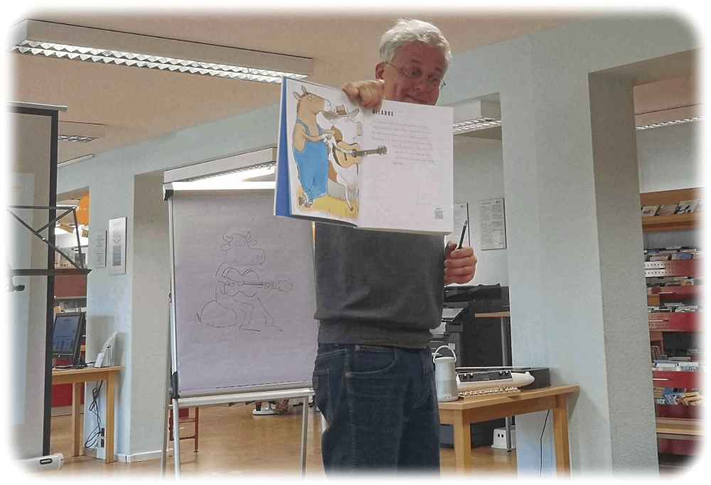 Ole Könnecke stellt in der Bibliothek Dresden-Blasewitz sein Bch "Hört sich gut an" vor. Foto: Heiko Weckbrodt