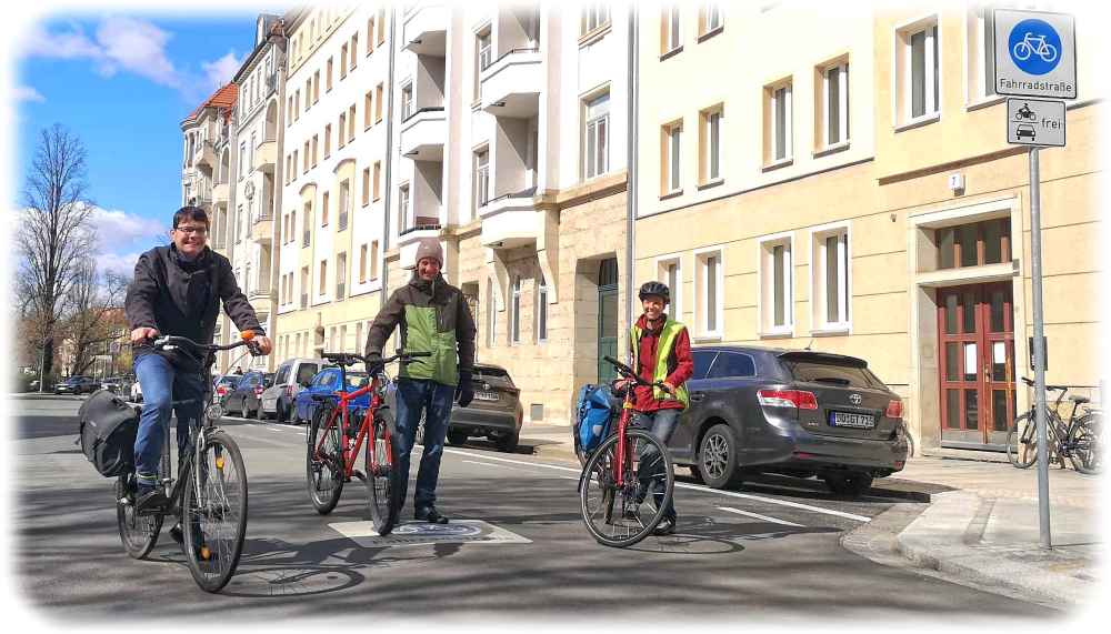Die städtische Radverkehrskoordinatorin Paula Scharfe sowie Edwin Seifert (links) und Nils Larsen (Mitte) vom ADFC Dresden inspezieren die Radroute Ost - natürlich auf dem Fahrrad. Foto: Heiko Weckbrodt