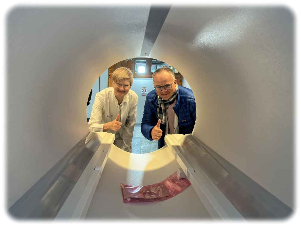 Prof. Ralf-Thorsten Hoffmann, Direktor am Institut für diagnostische und interventionelle Radiologie, und Dr. Gabriele Hahn, Oberärztin der Kinderradiologie, freuen sich über den neuen MRT. Foto: Marc Eisele für das UKD