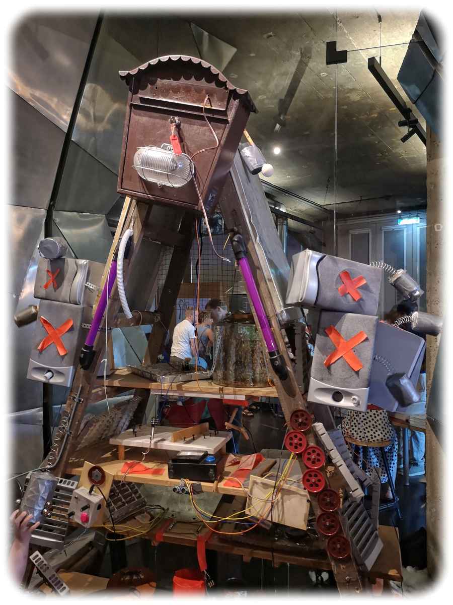 Robotische Installation im Museumskeller der Technischen Sammlungen Dresden. Foto: Heiko Weckbrodt
