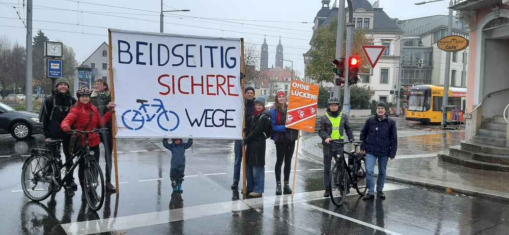ADFC-Demo für Radwege auf dem Wasaplatz. Foto: Juliane Mostertz (Fotografisch) für den ADFC Dresden