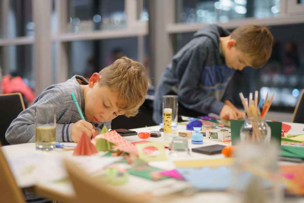 Trauender Kinder basteln in den Chipfabrik von Infineon Dresden. Foto: Infineon