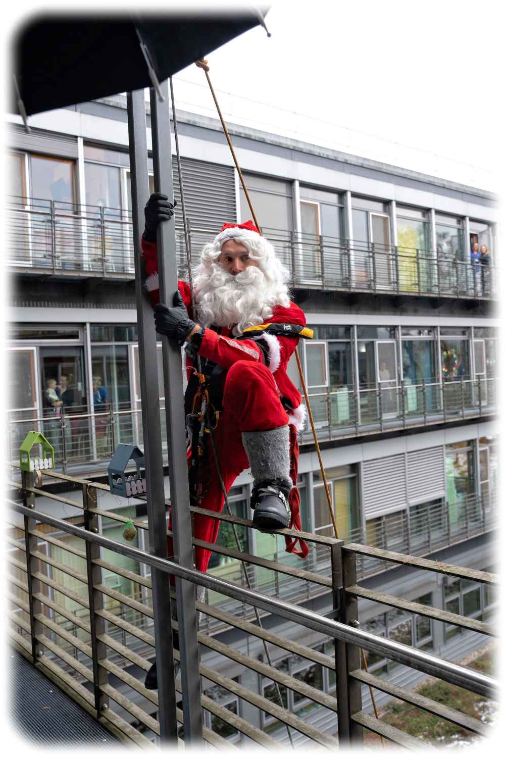 Der Nikolaus seilt sich an der Uni-Kinderklinik in Johannstadt hoch, um seine Geschenke zu verteilen. Foto: Michael Kretzschmar für das UKD