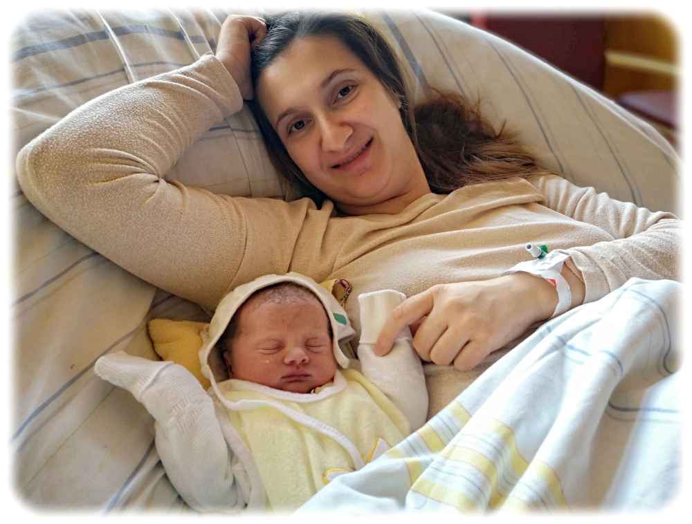 Cindy Ihle und ihre Tochter Tiana Jasmin - das Neujahrsbaby 2024 - in der Kinder- und Frauenklinik am Uniklinikum Dresden. Foto: UKD