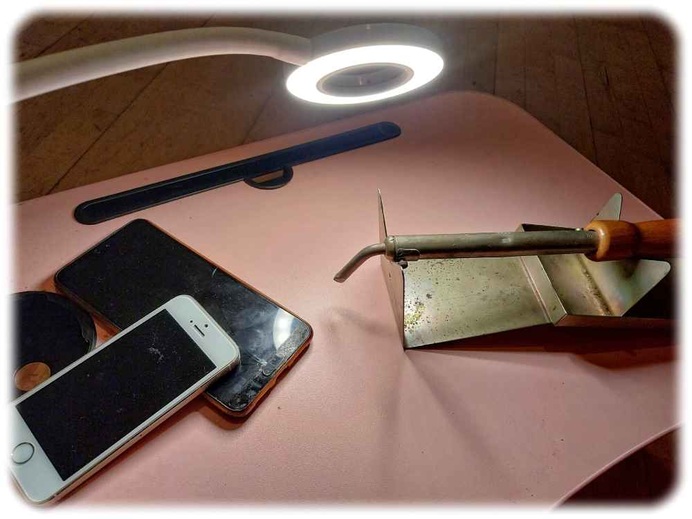 Der "Reparaturbonus" soll den Sachsen die Entscheidung erleichtern, alte Smartphones und andere Geräte doch lieber reparieren zu lassen statt sie wegzuwerfen. Themenfoto: Heiko Weckbrodt