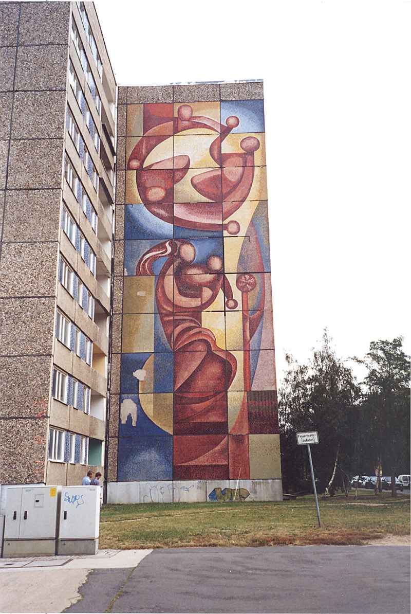 So sah das Wandbild "Mutter und Kind" aus, als es sich noch am Giebel des Zehngeschossers an der Elsterwerdaer Straße 1 befand. Foto: Thomas Kantschew via LHD