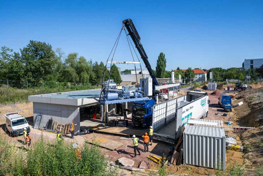 Ein Kran hebt die Groß-Wärmepumpen an ihren Platz neben dem Supercomputer-Zentrum. Foto: Martin Förster für Sachsenenergie