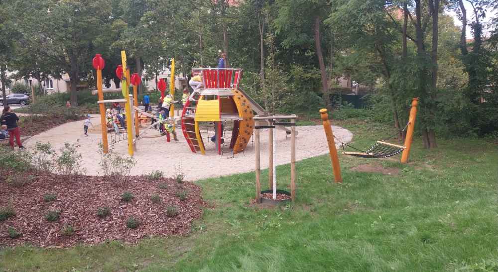 Schoten, Hülsen und andere organische Formen sind das Design-Motto des Spielplatzes im neuen Park an der Haydnstraße in Dresden-Striesen. Foto: Heiko Weckbrodt